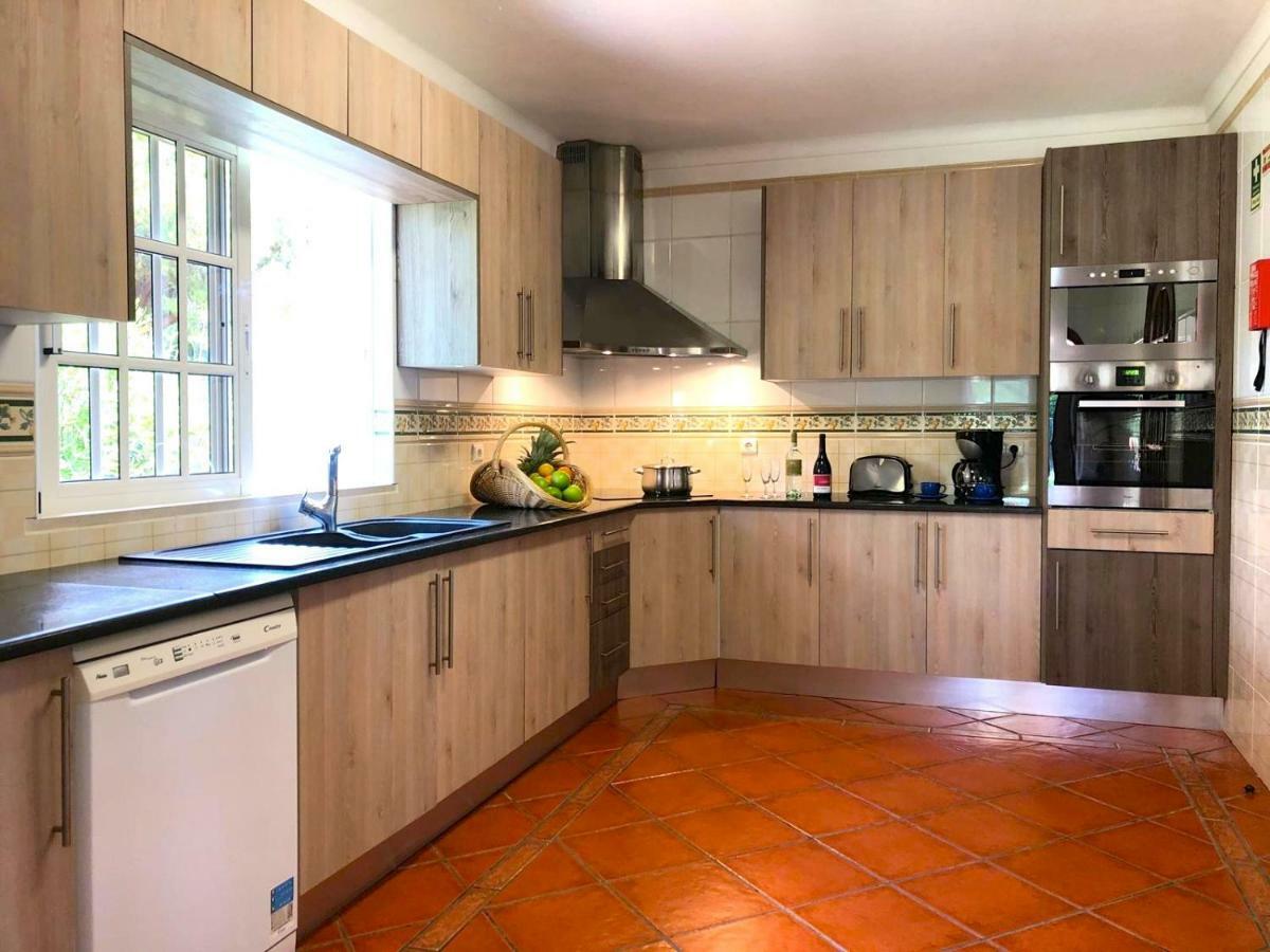 5 Bedroom Private Tenazinha Iii, Pool, Garden, Bbq